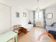 CIBOURE CENTRE – CHARME DE L’ANCIEN, 3 CHAMBRES ET 71 M² D’EXTÉRIEUR + PARKING