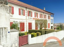 CIBOURE CENTRE – CHARME DE L’ANCIEN, 3 CHAMBRES ET 71 M² D’EXTÉRIEUR + PARKING