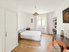CIBOURE CENTRE – CHARME DE L’ANCIEN, 3 CHAMBRES ET 71 M² D’EXTÉRIEUR + PARKING