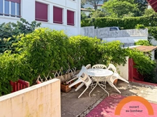 CIBOURE CENTRE – CHARME DE L’ANCIEN, 3 CHAMBRES ET 71 M² D’EXTÉRIEUR + PARKING