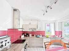 CIBOURE CENTRE – CHARME DE L’ANCIEN, 3 CHAMBRES ET 71 M² D’EXTÉRIEUR + PARKING