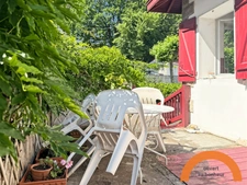 CIBOURE CENTRE – CHARME DE L’ANCIEN, 3 CHAMBRES ET 71 M² D’EXTÉRIEUR + PARKING