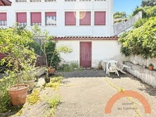 CIBOURE CENTRE – CHARME DE L’ANCIEN, 3 CHAMBRES ET 71 M² D’EXTÉRIEUR + PARKING