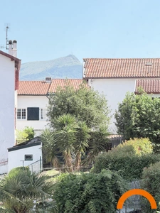CIBOURE CENTRE – CHARME DE L’ANCIEN, 3 CHAMBRES ET 71 M² D’EXTÉRIEUR + PARKING