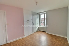 Maison de bourg rénovée de 99 m² (3 ch) avec cour, 2 garages + Appartement T2 loué (420 €/mois) – Centre-ville de Nueil-les-Aubiers (79250)
