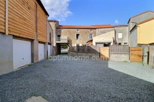 Maison de bourg rénovée de 99 m² (3 ch) avec cour, 2 garages + Appartement T2 loué (420 €/mois) – Centre-ville de Nueil-les-Aubiers (79250)