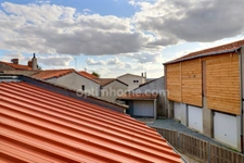 Maison de bourg rénovée de 99 m² (3 ch) avec cour, 2 garages + Appartement T2 loué (420 €/mois) – Centre-ville de Nueil-les-Aubiers (79250)