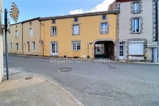 Maison de bourg rénovée de 99 m² (3 ch) avec cour, 2 garages + Appartement T2 loué (420 €/mois) – Centre-ville de Nueil-les-Aubiers (79250)