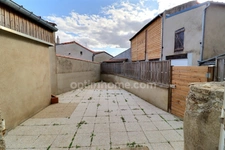 Maison de bourg rénovée de 99 m² (3 ch) avec cour, 2 garages + Appartement T2 loué (420 €/mois) – Centre-ville de Nueil-les-Aubiers (79250)