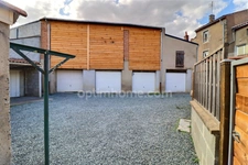Maison de bourg rénovée de 99 m² (3 ch) avec cour, 2 garages + Appartement T2 loué (420 €/mois) – Centre-ville de Nueil-les-Aubiers (79250)