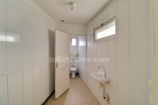 Maison de bourg rénovée de 99 m² (3 ch) avec cour, 2 garages + Appartement T2 loué (420 €/mois) – Centre-ville de Nueil-les-Aubiers (79250)