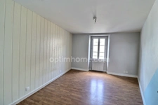 Maison de bourg rénovée de 99 m² (3 ch) avec cour, 2 garages + Appartement T2 loué (420 €/mois) – Centre-ville de Nueil-les-Aubiers (79250)