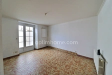 Maison de bourg rénovée de 99 m² (3 ch) avec cour, 2 garages + Appartement T2 loué (420 €/mois) – Centre-ville de Nueil-les-Aubiers (79250)