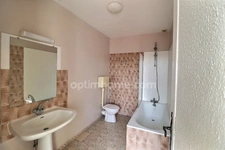 Maison de bourg rénovée de 99 m² (3 ch) avec cour, 2 garages + Appartement T2 loué (420 €/mois) – Centre-ville de Nueil-les-Aubiers (79250)