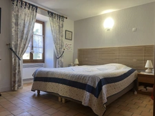 SEMUR EN AUXOIS 10min : maison rénovée 140m², 6 pièces, 4 chambres, garage, jardin. Prix : 213 000€.