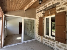 VITTEAUX 7min : maison rénovée, 248m², 8 pièces, 6 chambres. Studio indépendant. Jardin, dépendances. Prix : 220 000€.