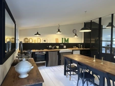 Semur-en-Auxois 20 min: maison de 360m², 10 pièces, 6 chambres, terrain 1700m², atelier. Prix : 410 000€.