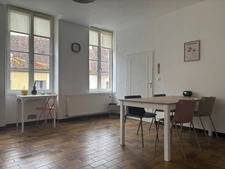 SEMUR EN AUXOIS centre-ville : appartement quatre piéces, 93m², avec une terrasse. Prix : 155 000€.