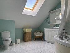 SEMUR EN AUXOIS 20min : maison de 144m², 5 chambres, grange, garage, cave, jardin. Prix 288 000€.