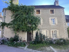 NOYERS SUR SEREIN : maison de caractère 170m² en centre-ville. Prix : 155 000€.