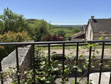 SEMUR EN AUXOIS 20min : maison de 144m², 5 chambres, grange, garage, cave, jardin. Prix 288 000€.