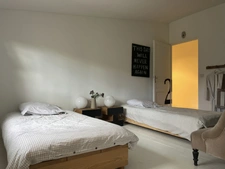 Semur-en-Auxois 20 min: maison de 360m², 10 pièces, 6 chambres, terrain 1700m², atelier. Prix : 435 000€.