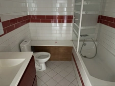 VITTEAUX 7min : maison rénovée, 248m², 8 pièces, 6 chambres. Studio indépendant. Jardin, dépendances. Prix : 220 000€.