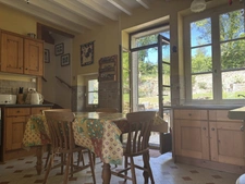 SEMUR EN AUXOIS 20min : maison de 144m², 5 chambres, grange, garage, cave, jardin. Prix 288 000€.