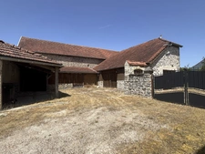 VITTEAUX 7min : maison rénovée, 248m², 8 pièces, 6 chambres. Studio indépendant. Jardin, dépendances. Prix : 220 000€.