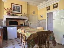 SEMUR EN AUXOIS 20min : maison de 144m², 5 chambres, grange, garage, cave, jardin. Prix 288 000€.