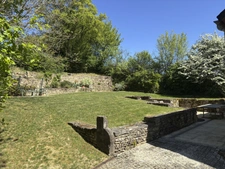 SEMUR EN AUXOIS 20min : maison de 144m², 5 chambres, grange, garage, cave, jardin. Prix 288 000€.