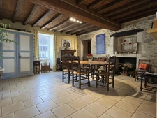 SEMUR 20 min : maison rénovée 239 m² + gîte 110 m², dépendances, jardin, piscine. Prix : 580 000 €.