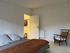 Semur-en-Auxois 20 min: maison de 360m², 10 pièces, 6 chambres, terrain 1700m², atelier. Prix : 410 000€.