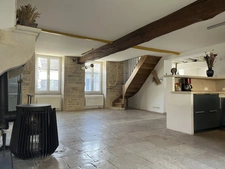 MONTBARD 7min : maison rénovée de 142m², un logis de 58 m², dépendances, jardin, piscine. Prix : 395 000€.