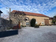 SEMUR 20 min : maison rénovée 239 m² + gîte 110 m², dépendances, jardin, piscine. Prix : 580 000 €.