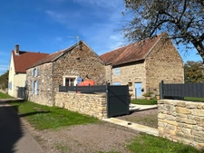 SEMUR EN AUXOIS 15min : maison rénovée 180m²+gîte 50m², dépendances, piscine, jardin, terrain 2ha2. Prix : 399 000€