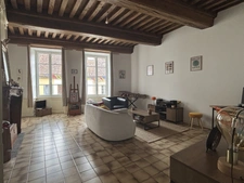 SEMUR EN AUXOIS centre-ville : appartement quatre piéces, 93m², avec une terrasse. Prix : 155 000€.