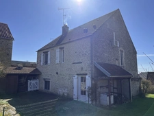 SEMUR EN AUXOIS 10min : maison rénovée 140m², 6 pièces, 4 chambres, garage, jardin. Prix : 213 000€.