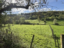 Semur-en-Auxois 20 min: maison de 360m², 10 pièces, 6 chambres, terrain 1700m², atelier. Prix : 410 000€.