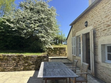 SEMUR EN AUXOIS 20min : maison de 144m², 5 chambres, grange, garage, cave, jardin. Prix 288 000€.
