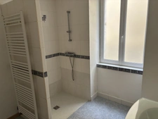 VITTEAUX 7min : maison rénovée, 248m², 8 pièces, 6 chambres. Studio indépendant. Jardin, dépendances. Prix : 220 000€.