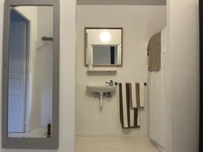 Semur-en-Auxois 20 min: maison de 360m², 10 pièces, 6 chambres, terrain 1700m², atelier. Prix : 410 000€.