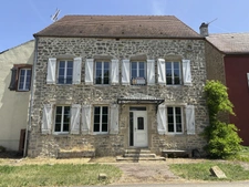 VITTEAUX 7min : maison rénovée, 248m², 8 pièces, 6 chambres. Studio indépendant. Jardin, dépendances. Prix : 220 000€.