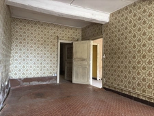 PRECY SOUS THIL 8min : maison à renover de 70m², grange, jardin attenant. Prix: 40 000€.