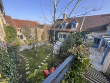 MONTBARD 7min : maison rénovée de 142m², un logis de 58 m², dépendances, jardin, piscine. Prix : 395 000€.