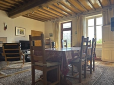 SEMUR EN AUXOIS 20min : maison de 144m², 5 chambres, grange, garage, cave, jardin. Prix 288 000€.