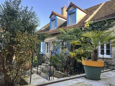 MONTBARD 7min : maison rénovée de 142m², un logis de 58 m², dépendances, jardin, piscine. Prix : 395 000€.
