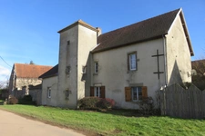 SEMUR 20 min : maison rénovée 239 m² + gîte 110 m², dépendances, jardin, piscine. Prix : 580 000 €.