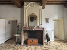 SEMUR EN AUXOIS centre-ville : appartement quatre piéces, 93m², avec une terrasse. Prix : 155 000€.