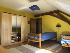 SEMUR EN AUXOIS 20min : maison de 144m², 5 chambres, grange, garage, cave, jardin. Prix 288 000€.